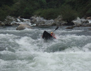  Kayak en los rápidos 